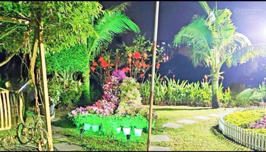 Bán nhà biệt thự góc 2 mặt tiền + hầm trệt + lầu. dt 360 m2 mặt sông công viên