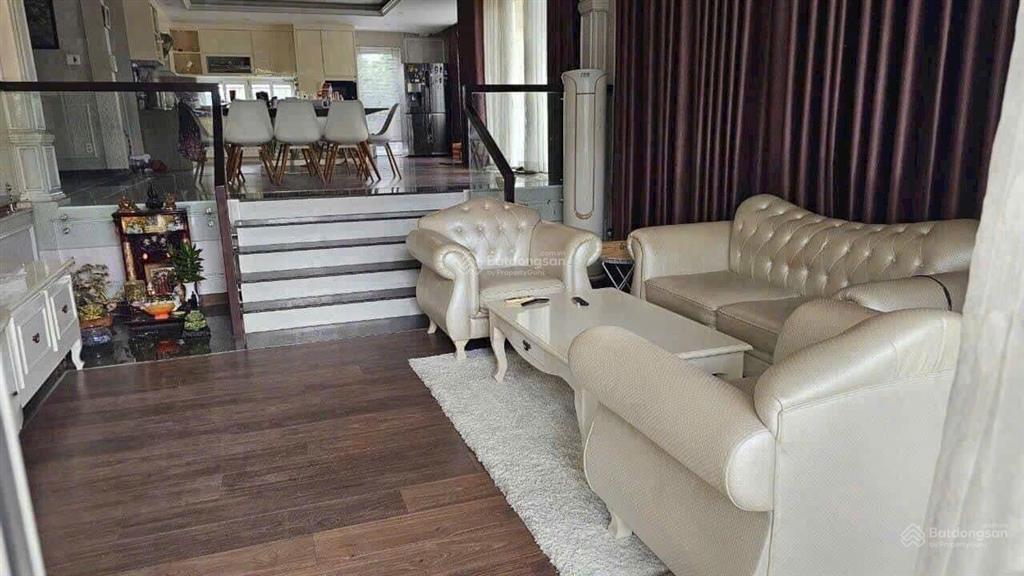 Bán nhà biệt thự góc 2 mặt tiền + hầm trệt + lầu. dt 360 m2 mặt sông công viên
