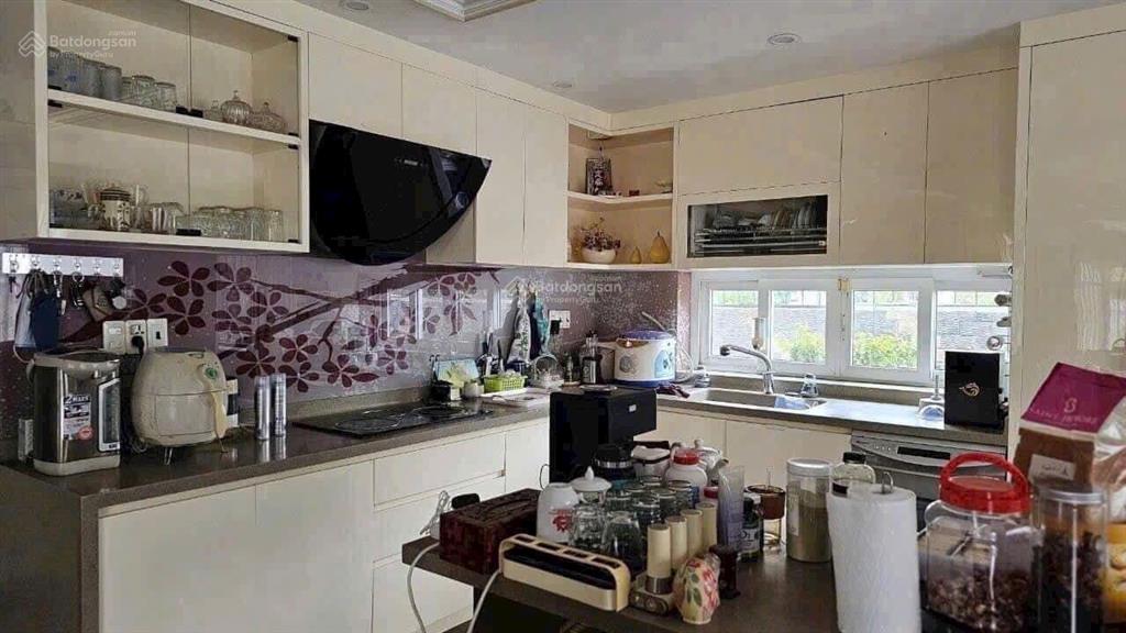Bán nhà biệt thự góc 2 mặt tiền + hầm trệt + lầu. dt 360 m2 mặt sông công viên