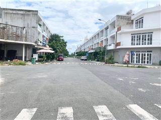 Duy nhất 1 lô đất mặt tiền 20 mét , nối thẳng vào đường dân sinh , kế bên là dự án mới