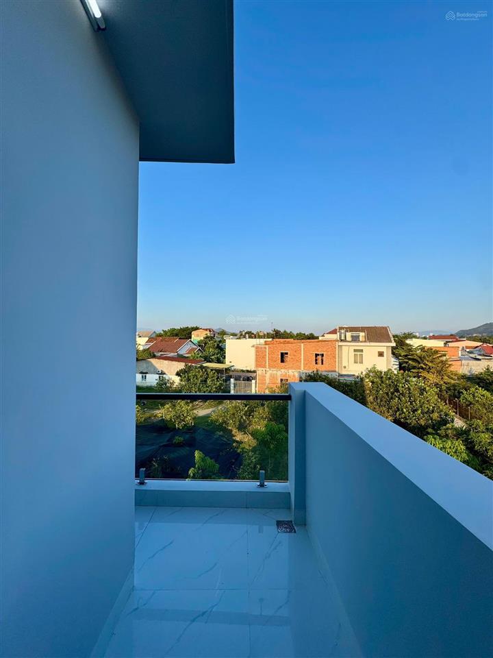 Chỉ 3 tỷ 200 nhà vila diên khánh  gần biển 10 phút ngang 10m dọn vào ở ngay .