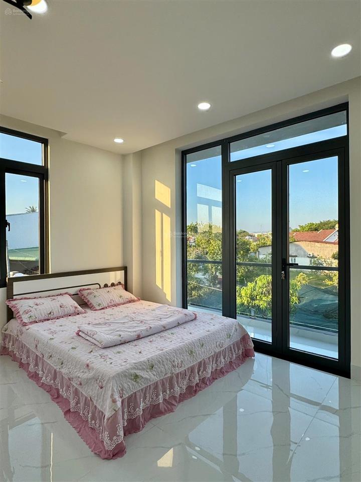 Chỉ 3 tỷ 200 nhà vila diên khánh  gần biển 10 phút ngang 10m dọn vào ở ngay .