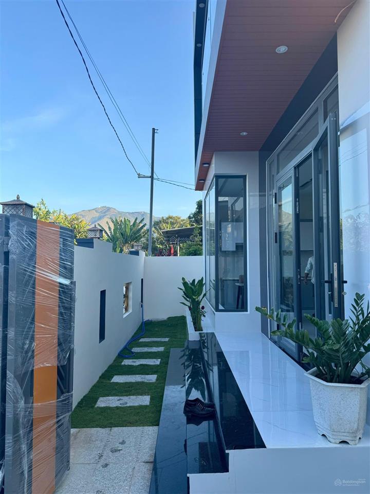 Chỉ 3 tỷ 200 nhà vila diên khánh  gần biển 10 phút ngang 10m dọn vào ở ngay .