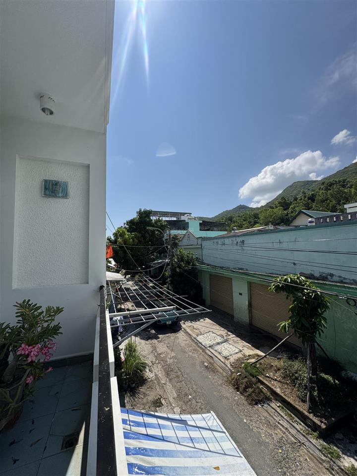 Bán nhà riêng 180m2  2 mặt tiền gần chợ, sát biển hòn rớ phường nam nha trang || chỉ 4 tỷ 5