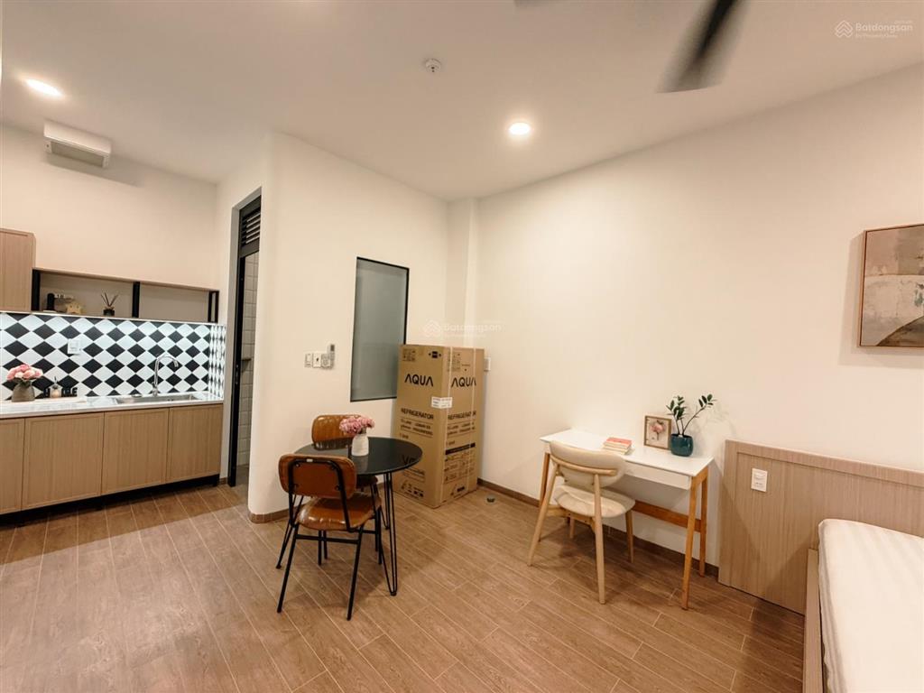 Căn hộ cao cấp rộng rãi full nội thất có ban công thoáng mát