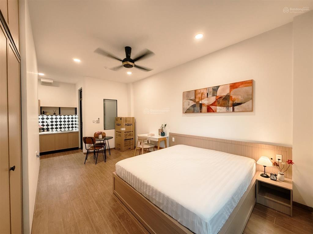 Căn hộ cao cấp rộng rãi full nội thất có ban công thoáng mát