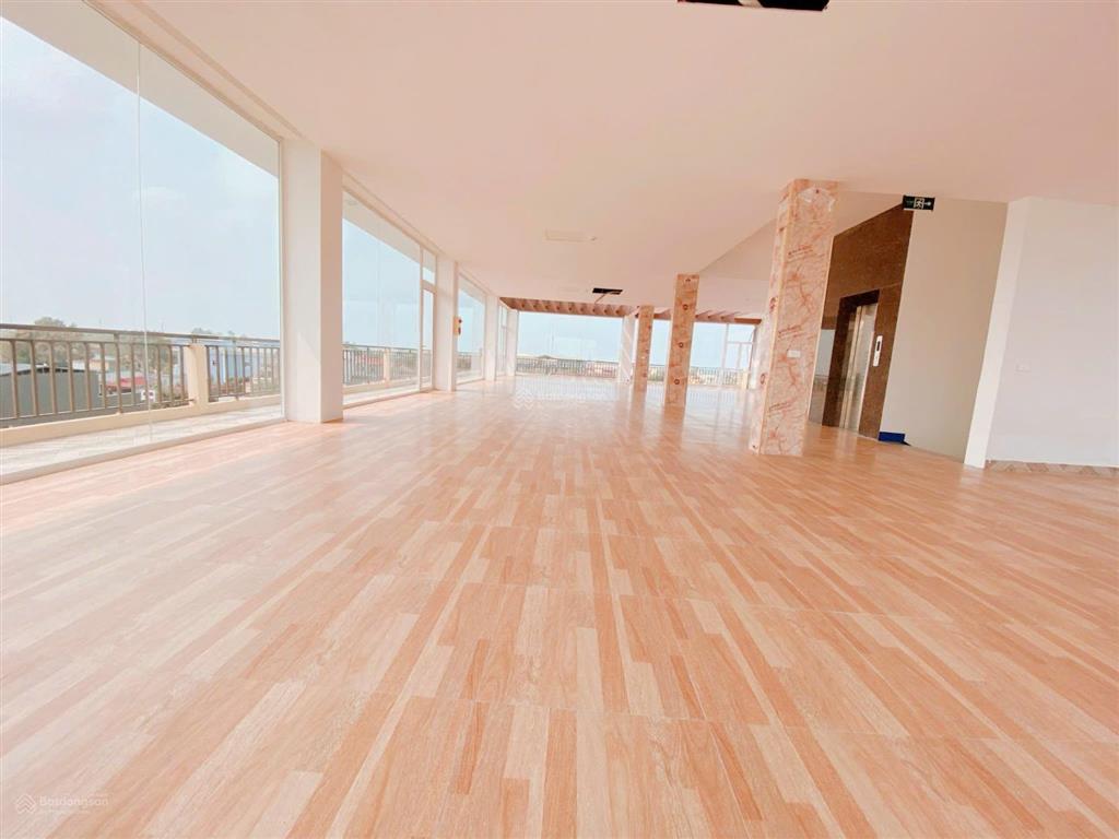 Cho thuê 250m2 tại phố nguyễn du, việt trì làm vp