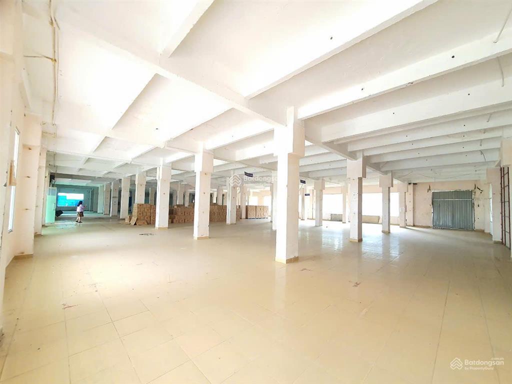 Cho thuê kho kết hợp văn phòng dt 1500m2 tại mặt tiền xe ra vào đường võ văn kiệt, q6
