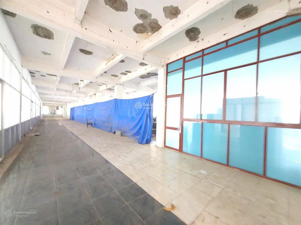 Cho thuê kho kết hợp văn phòng dt 1500m2 tại mặt tiền xe ra vào đường võ văn kiệt, q6