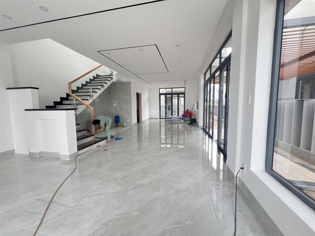 Đtl cho thuê căn bt 8x20,5m, đường 18 trục chính (lộ giới 20m), hoàn thiện nội thất giá 18tr/th