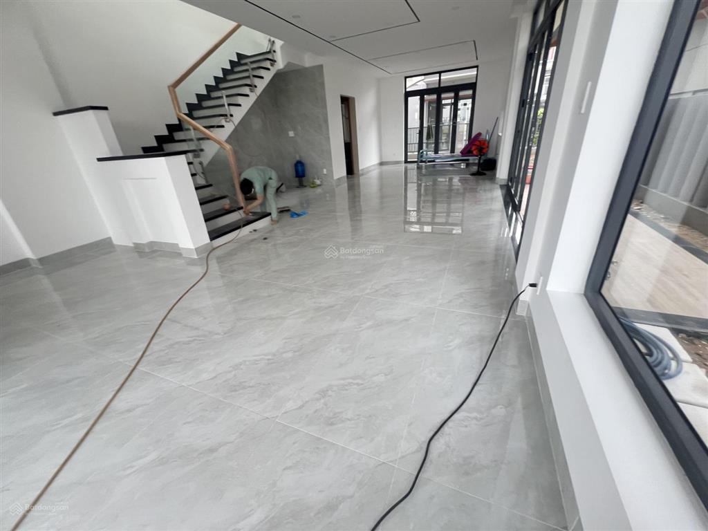 Đtl cho thuê căn bt 8x20,5m, đường 18 trục chính (lộ giới 20m), hoàn thiện nội thất giá 18tr/th