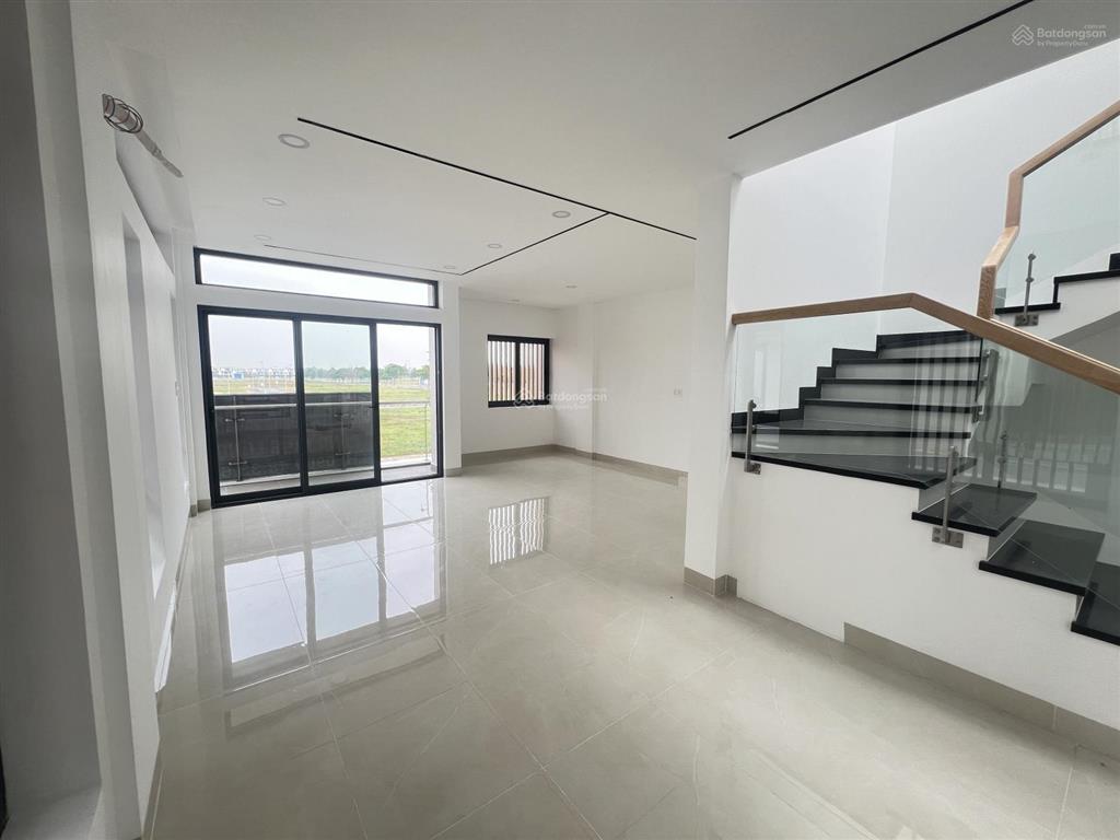 Đtl cho thuê căn bt 8x20,5m, đường 18 trục chính (lộ giới 20m), hoàn thiện nội thất giá 18tr/th