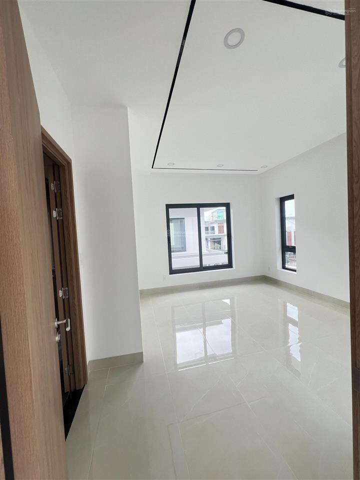 Đtl cho thuê căn bt 8x20,5m, đường 18 trục chính (lộ giới 20m), hoàn thiện nội thất giá 18tr/th