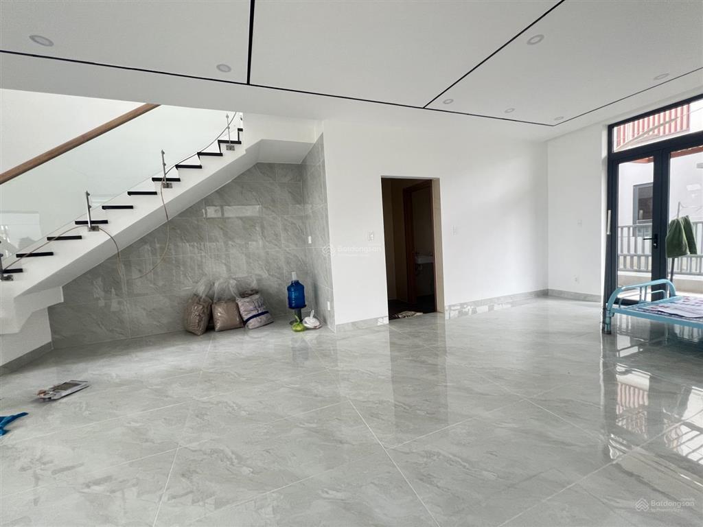 Đtl cho thuê căn bt 8x20,5m, đường 18 trục chính (lộ giới 20m), hoàn thiện nội thất giá 18tr/th