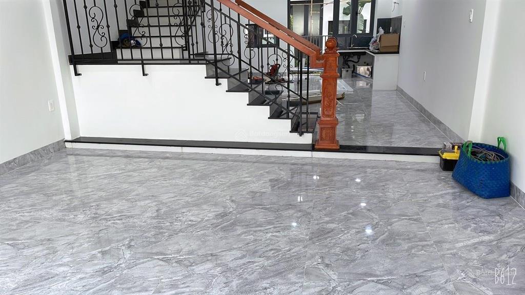Cho thuê nhà phố 5x20 đông tăng long. nhà hoàn thiện nội thất, 4pn. giá 12 triệu/tháng.