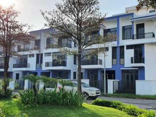 Đông tăng long  gấp bán căn song lập dt 8x20m 3 lầu giá 10.8 tỷ, sổ sẵn.  0909 483 ***(mr niệm)