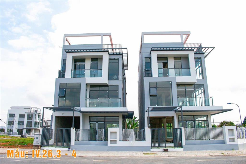 Bán căn biệt thự giá hời đông tăng long. dt 305m2. 1 trệt 2 lầu 1 tum, sân vườn rộng 47 triệu/m2