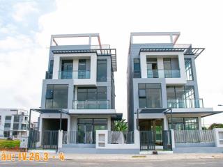Bán căn biệt thự giá hời đông tăng long. dt 305m2. 1 trệt 2 lầu 1 tum, sân vườn rộng 47 triệu/m2