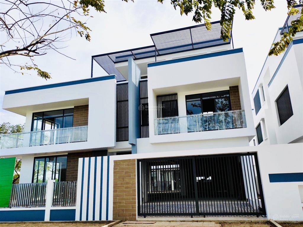 Bán căn biệt thự giá hời đông tăng long. dt 305m2. 1 trệt 2 lầu 1 tum, sân vườn rộng 47 triệu/m2