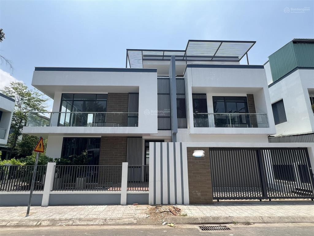 Bán căn biệt thự giá hời đông tăng long. dt 305m2. 1 trệt 2 lầu 1 tum, sân vườn rộng 47 triệu/m2