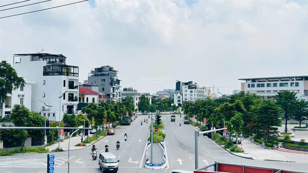 Quỹ đất vàng mặt phố long biên với dt 345m2, mặt tiền 26m, gần các khu đô thị và chung cư cao cấp.