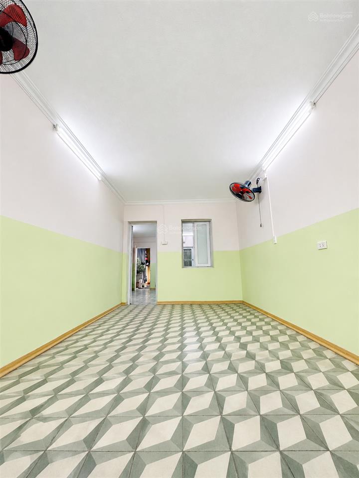 Tập thể tầng 1  khu thành công  dt 60m2  3pn  2 mặt ngõ  ô tô đỗ cửa. phù hợp giữ tiền, đầu tư