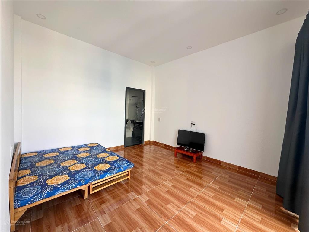Căn nhà ngay hẻm trần phú, nha trang với 2 tầng có sân vườn rộng rãi, cách bãi biển chỉ 180m