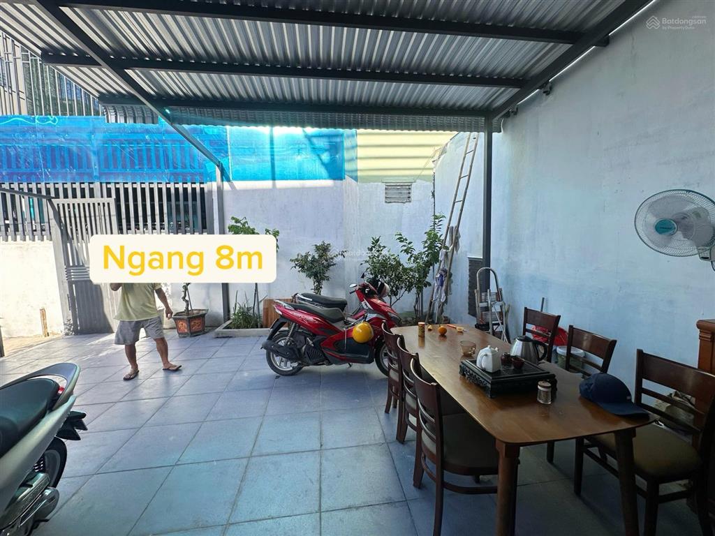 Căn nhà ngay hẻm trần phú, nha trang với 2 tầng có sân vườn rộng rãi, cách bãi biển chỉ 180m