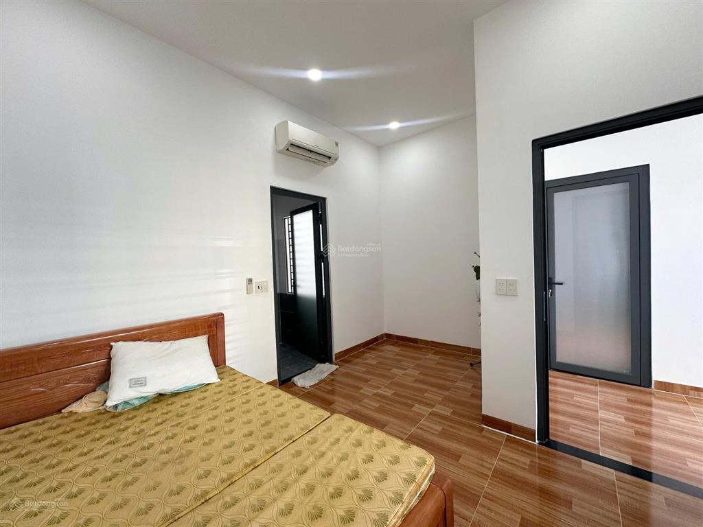 Căn nhà ngay hẻm trần phú, nha trang với 2 tầng có sân vườn rộng rãi, cách bãi biển chỉ 180m