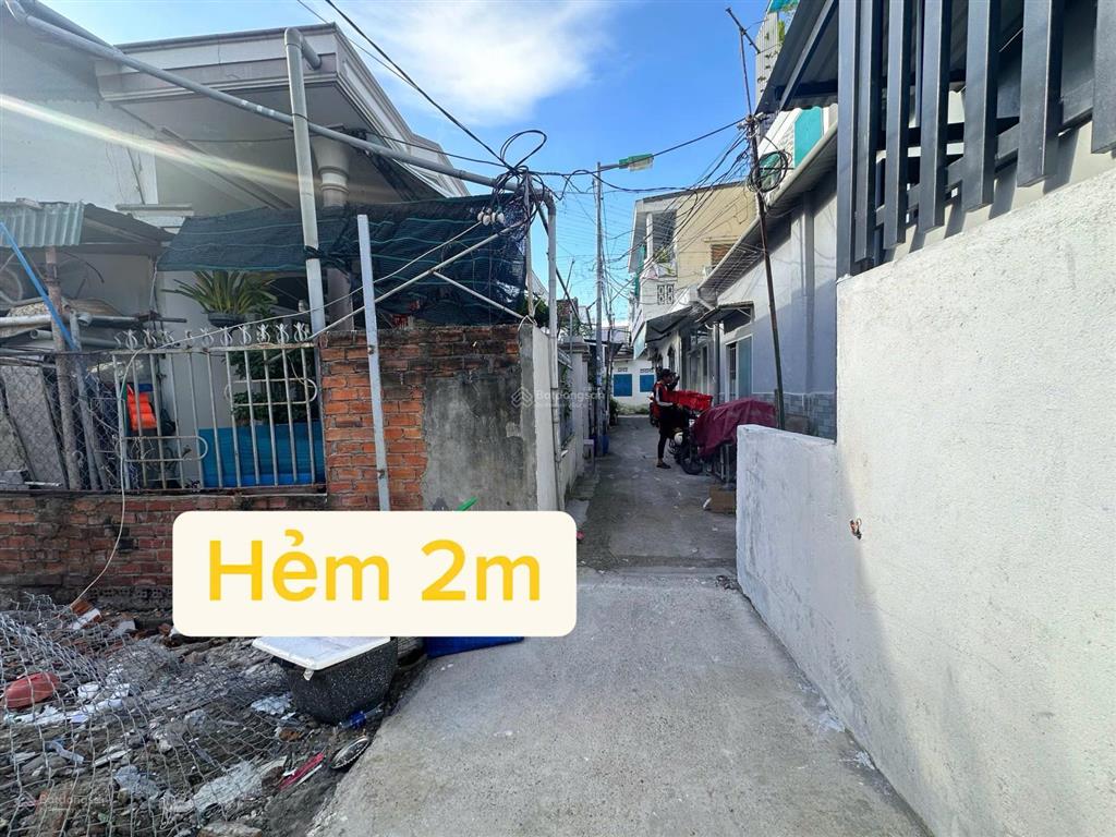 Căn nhà ngay hẻm trần phú, nha trang với 2 tầng có sân vườn rộng rãi, cách bãi biển chỉ 180m