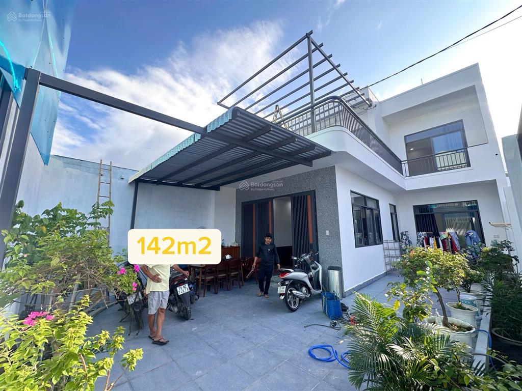 Căn nhà ngay hẻm trần phú, nha trang với 2 tầng có sân vườn rộng rãi, cách bãi biển chỉ 180m