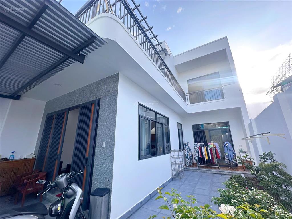 Căn nhà ngay hẻm trần phú, nha trang với 2 tầng có sân vườn rộng rãi, cách bãi biển chỉ 180m