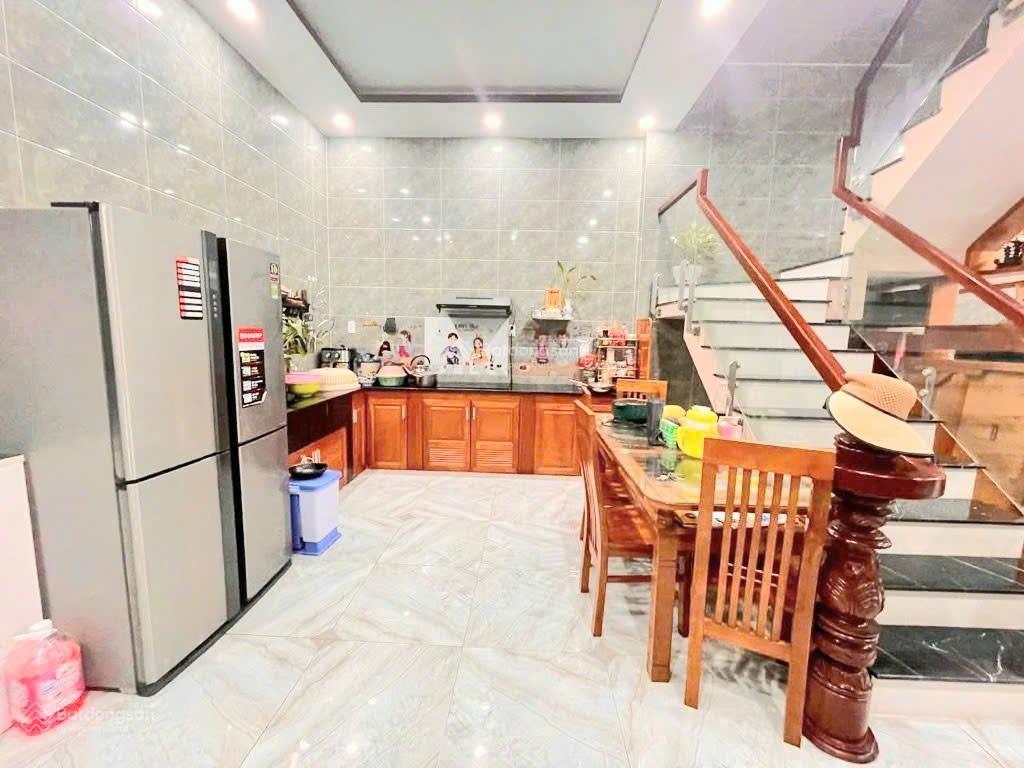 Nhà gần nguyễn xiển căn duy nhất có sân để 4 ô tô nhà đẹp  hẻm xe tải  vị trí hiếm kế vinhome q9