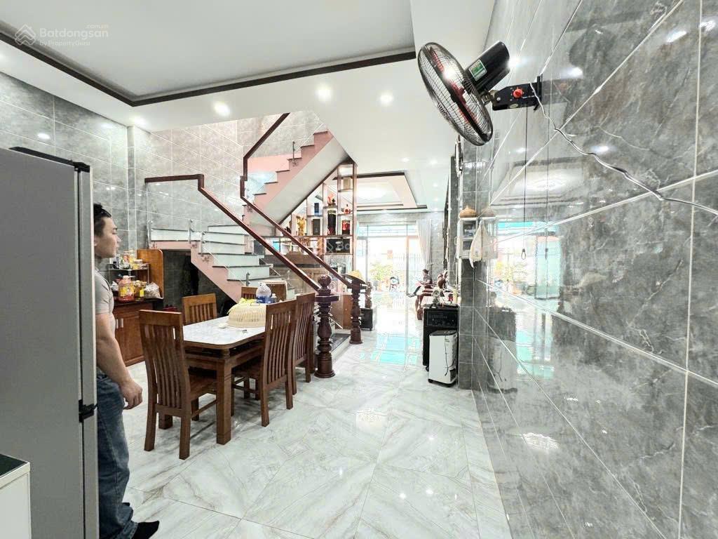 Nhà gần nguyễn xiển căn duy nhất có sân để 4 ô tô nhà đẹp  hẻm xe tải  vị trí hiếm kế vinhome q9