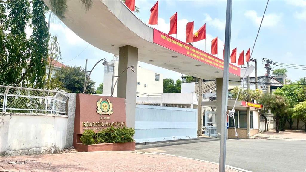 Bán gấp đất ngay ngã ba mỹ thành quận 9  cách nguyễn văn tăng 50m  đường ô tô 8m  gần vinhomes