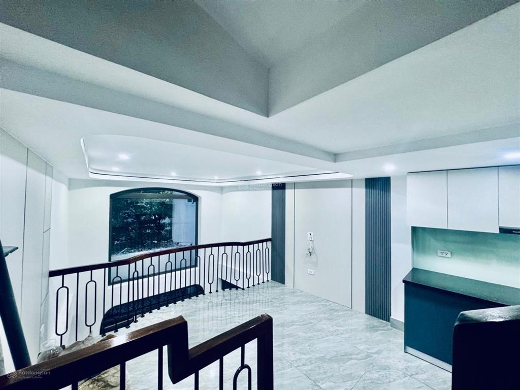 Chính chủ cần bán nhà đẹp, 6 tầng, full công năng, hàng xóm vinhomes riverside, 30m2, chỉ 5.45 tỷ