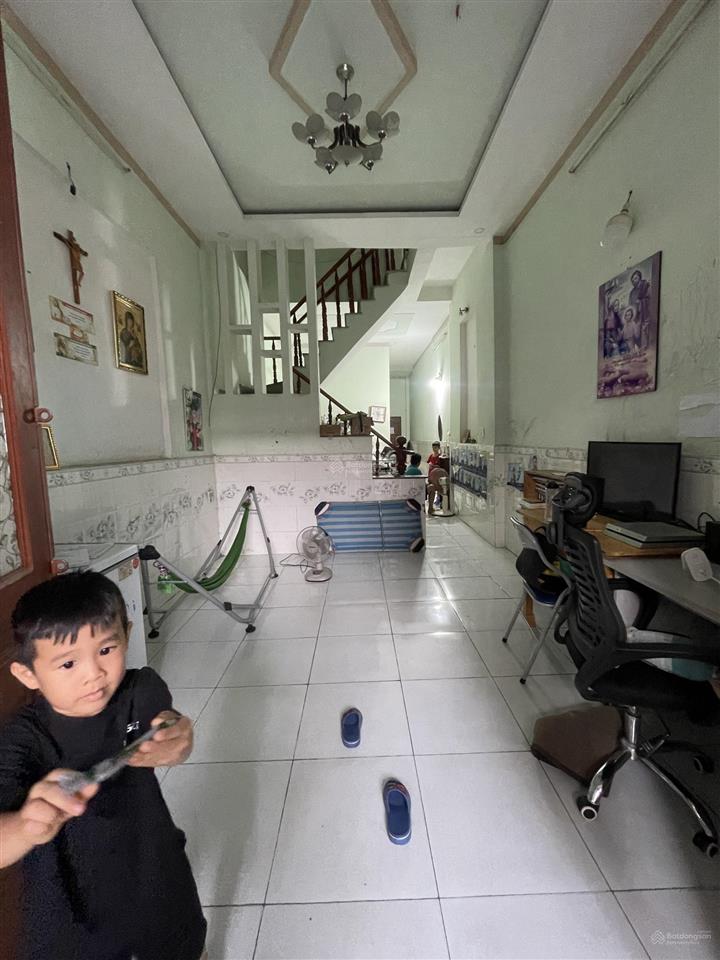 Tôi cần bán nhà sổ chung trệt lầu diện tích 80m2 ở đường bình chuẩn 34. khu này đang chỉnh trang