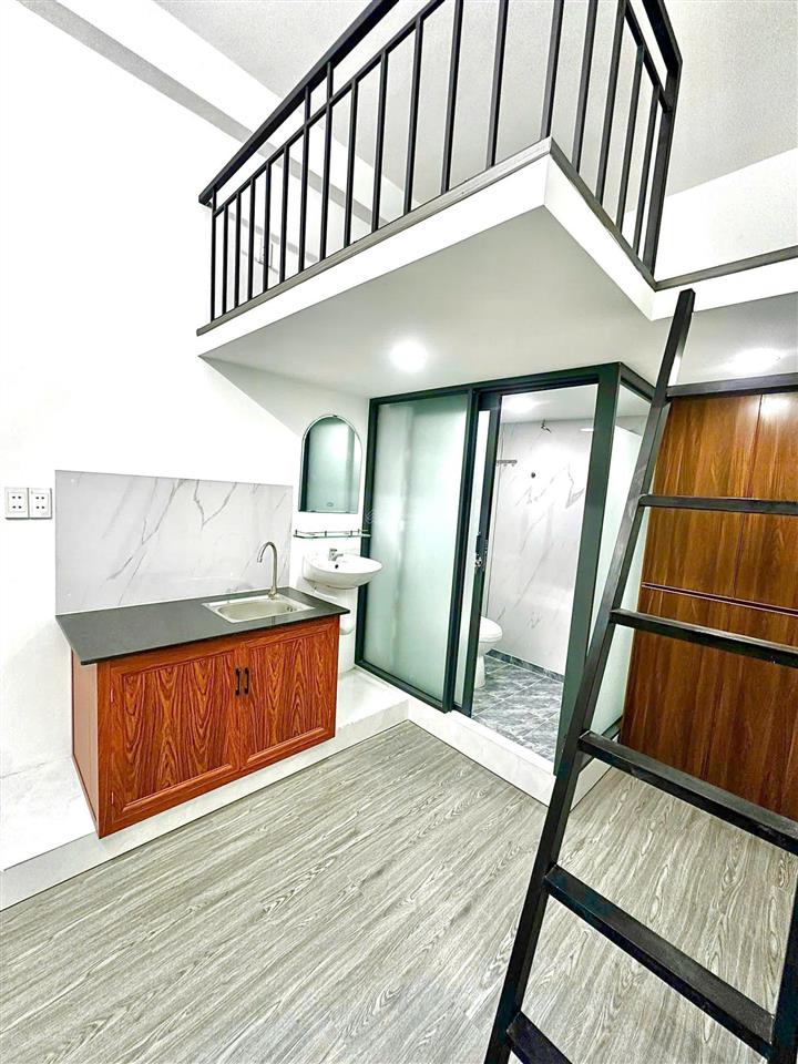 Phòng có ban công, cửa sổ ngay tôn đản, giữ phòng đến tết ta, gần tôn thất thuyết, nguyễn tất thành