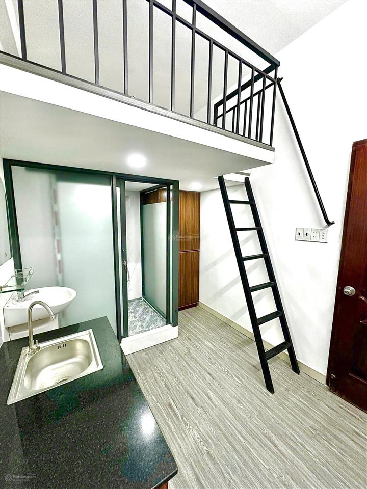 Phòng có ban công, cửa sổ ngay tôn đản, giữ phòng đến tết ta, gần tôn thất thuyết, nguyễn tất thành