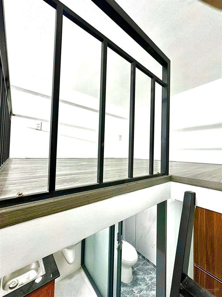 Phòng có ban công, cửa sổ ngay tôn đản, giữ phòng đến tết ta, gần tôn thất thuyết, nguyễn tất thành