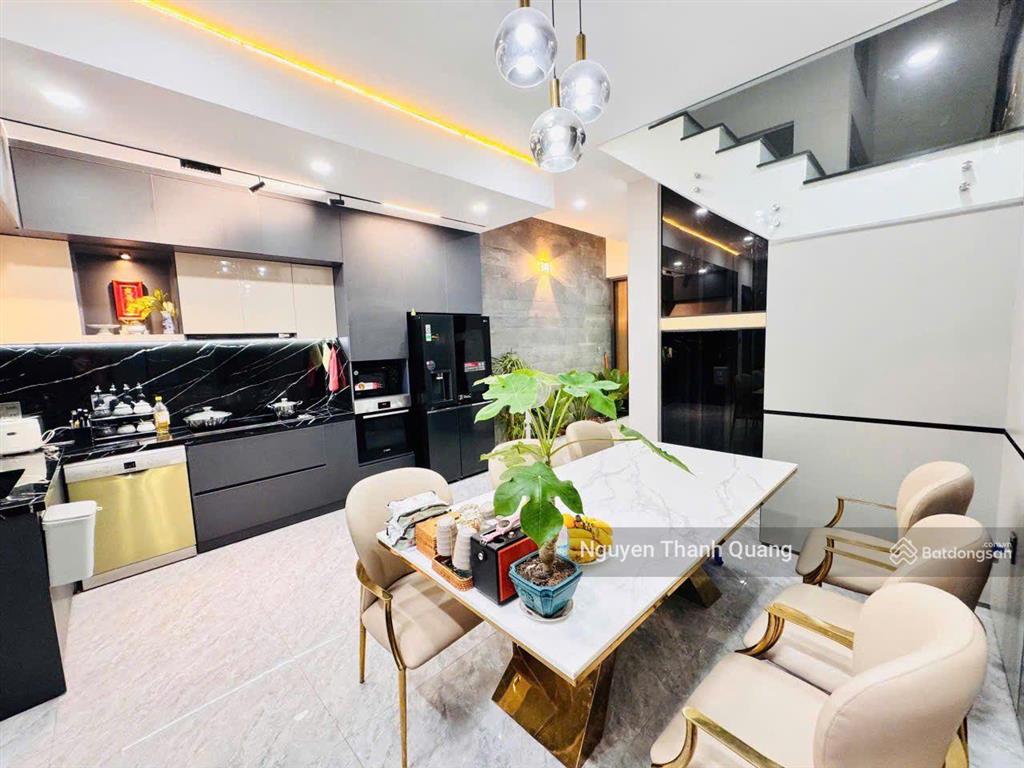 Nhà mặt đường có thang máy  phường bắc nha trang 7 tầng gồm 7pn 7vs 18 tỷ gần biển hòn chồng