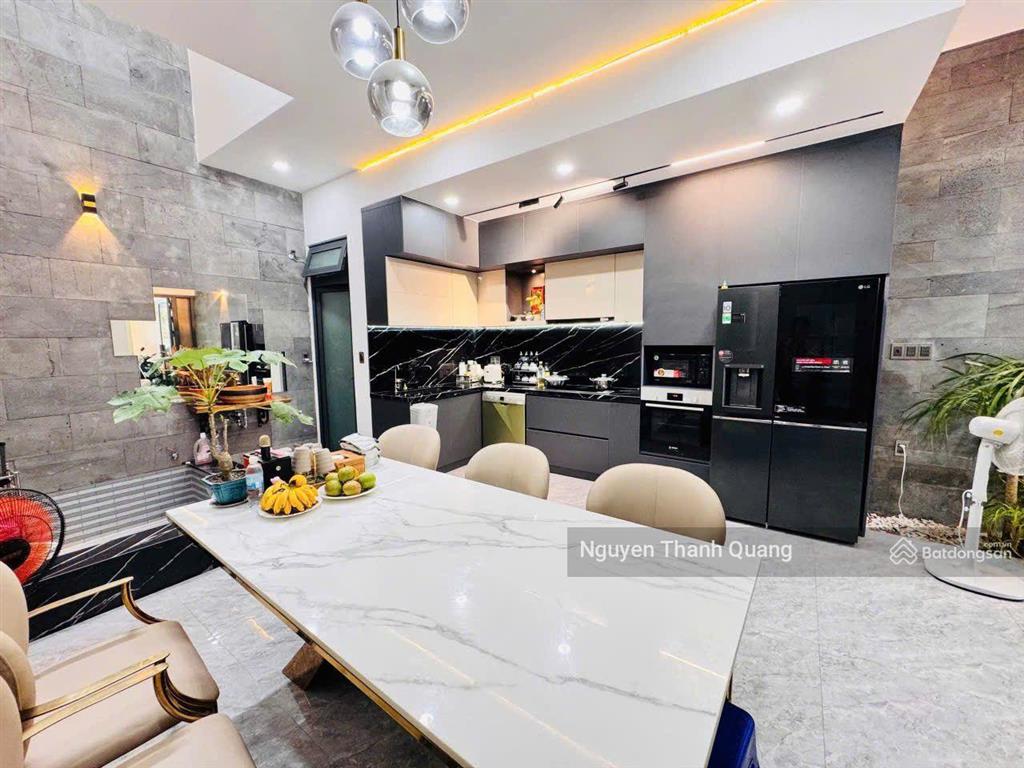 Nhà mặt đường có thang máy  phường bắc nha trang 7 tầng gồm 7pn 7vs 18 tỷ gần biển hòn chồng