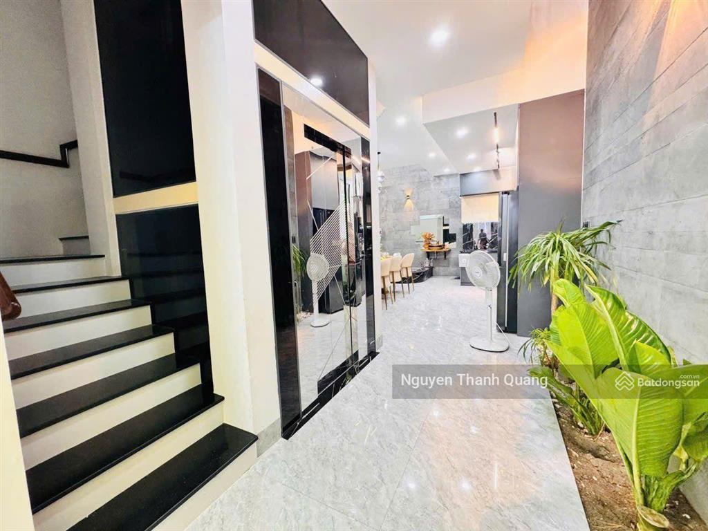 Nhà mặt đường có thang máy  phường bắc nha trang 7 tầng gồm 7pn 7vs 18 tỷ gần biển hòn chồng