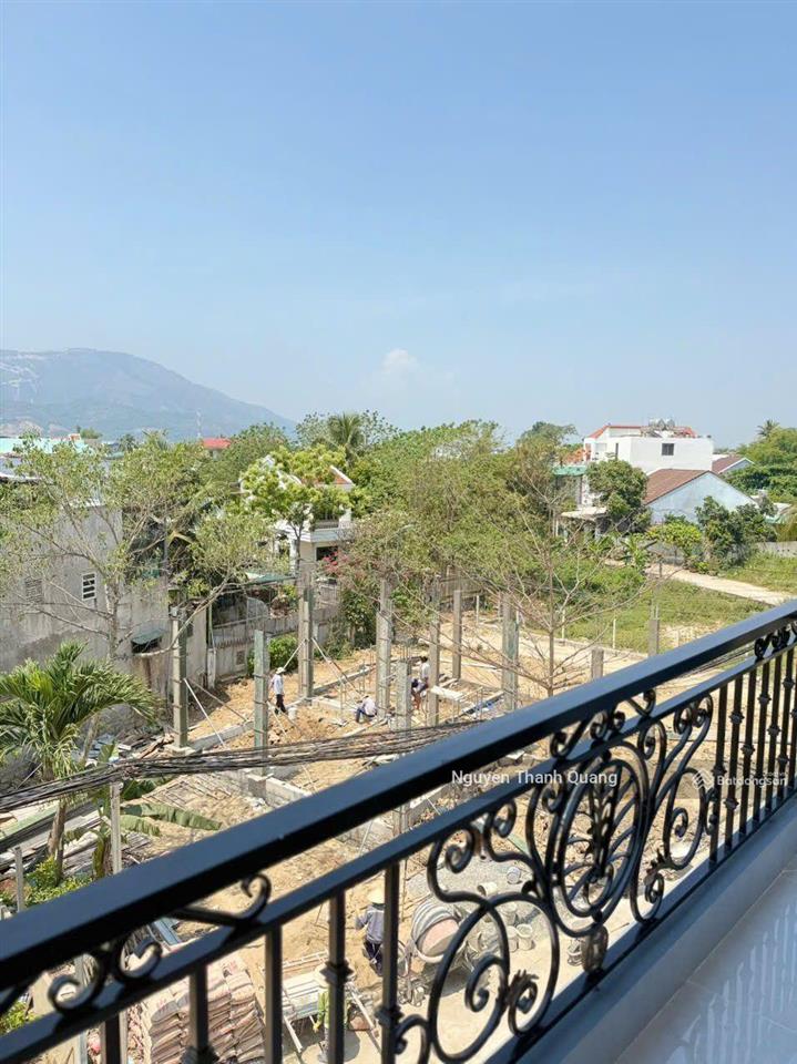 Nhà 3 tầng 82m2 5,5 tỷ phường tây nha trang 3 phòng ngủ 4 vệ sinh mới đẹp ô tô đậu trong sân