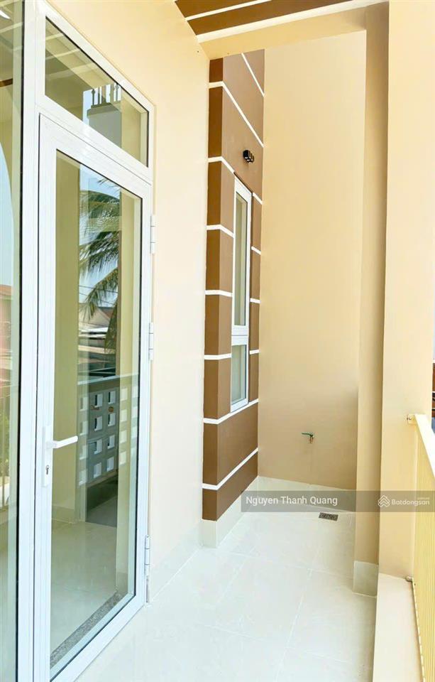 Nhà 3 tầng 82m2 5,5 tỷ phường tây nha trang 3 phòng ngủ 4 vệ sinh mới đẹp ô tô đậu trong sân