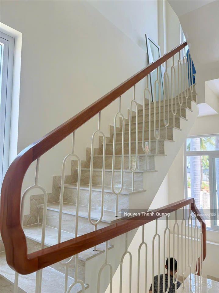 Nhà 3 tầng 82m2 5,5 tỷ phường tây nha trang 3 phòng ngủ 4 vệ sinh mới đẹp ô tô đậu trong sân