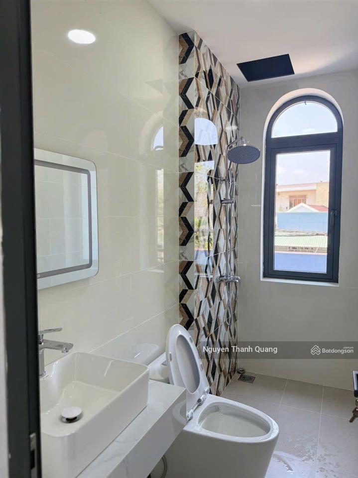 Nhà 3 tầng 82m2 5,5 tỷ phường tây nha trang 3 phòng ngủ 4 vệ sinh mới đẹp ô tô đậu trong sân