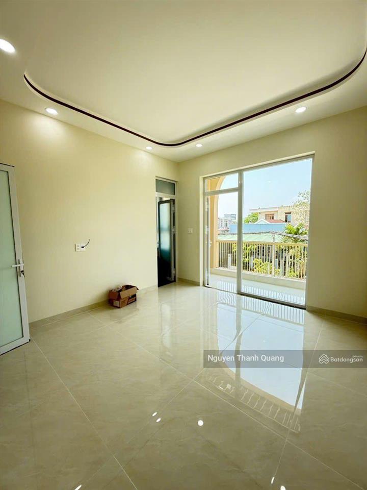 Nhà 3 tầng 82m2 5,5 tỷ phường tây nha trang 3 phòng ngủ 4 vệ sinh mới đẹp ô tô đậu trong sân