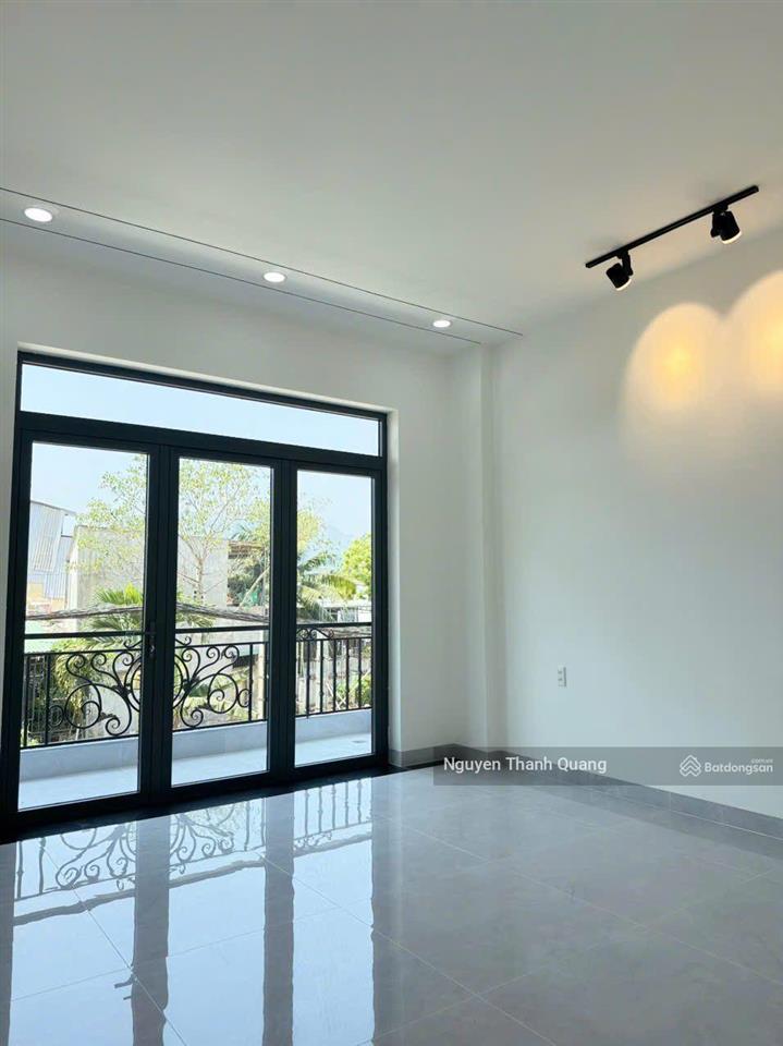 Nhà 3 tầng 82m2 5,5 tỷ phường tây nha trang 3 phòng ngủ 4 vệ sinh mới đẹp ô tô đậu trong sân