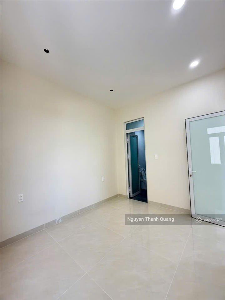 Nhà 3 tầng 82m2 5,5 tỷ phường tây nha trang 3 phòng ngủ 4 vệ sinh mới đẹp ô tô đậu trong sân
